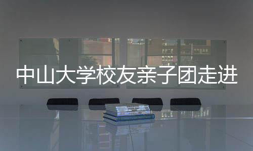 亲团汽亲手触摸零部件