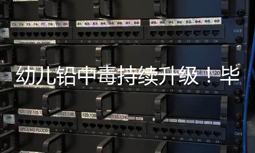 孩子玩玩具时把手放嘴里