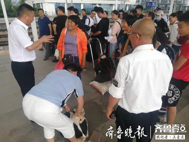 爸爸带着5岁女儿在火车站过安检 拿完行李回头看孩子不见了
