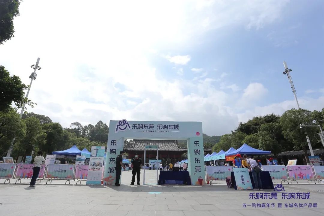 乐购东莞会场采用k8.com测温安检门