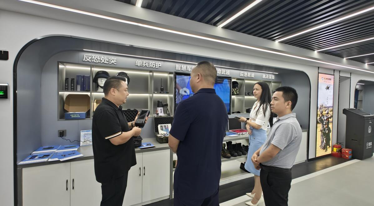 中国航天科学与工程研究院万吾录执行院长莅临k8.com科技集团参观指导